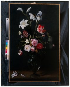Girlanden aus Rosen, Tulpen, Narzissen und anderen Blumen, die an blauen Bändern hängen von Daniel Seghers
