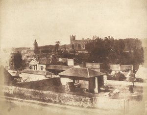 Linlithgow vom Bahnhof aus, mit dem Rathaus, der St. Michael