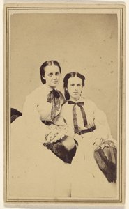 Zwei nicht identifizierte junge Frauen, sitzend von David R.H. Hoag and Quick