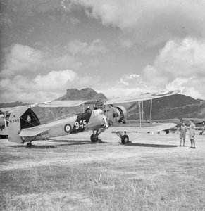 Fairey Swordfish I Torpedobomber Aufklärungs-Doppeldecker K8386, Code 945, der 824 Squadron Fleet Air Arm, auf dem Kai Tak Flugfeld, Hongkong