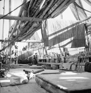 In der Taille an Bord eines Yeungkong-Fischerjunks in Aberdeen, Hongkong von David Watkin Waters