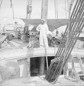 An Bord einer indischen Kotia-Dhow vor Anker in Colombo, Ceylon von David Watkin Waters