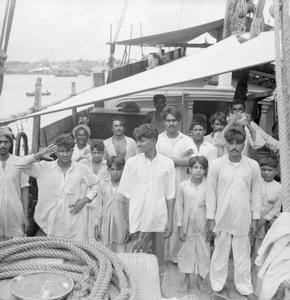Der Kapitän und die Besatzung an Bord der indischen Kotia-Dhau Karimi (fl.1938) vor Anker in Colombo, Ceylon von David Watkin Waters