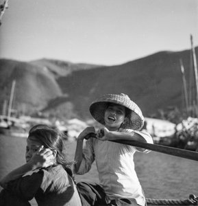 Zwei junge Sampan-Mädchen in Aberdeen, Hongkong