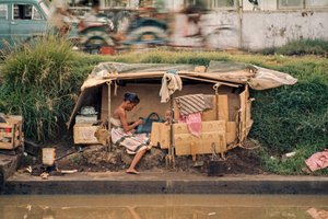 Papphütte entlang eines Abwasserkanals dient als Zuhause. Jakarta, Indonesien.