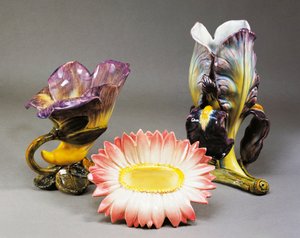 Winde-förmige Vase, Gänseblümchen-förmiger Übertopf und Schwertlilien-förmige Vase, ca. 1900, von Delphin Massier, Jugendstil, Barbotine-Keramik, hergestellt in Vallauris, Frankreich, 20. Jahrhundert von Delphin Massier