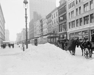 Blockierter Transport in der 23. Straße nach einem Schneesturm, New York, um 1905 (s/w Foto)