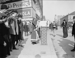 Weihnachtsmann sammelt Spenden für Volunteers of America am Broadway in New York City, ca. 1903 von Detroit Publishing Co.