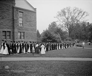 Senioren marschieren zur Kapelle, Mt. Holyoke College, South Hadley, Massachusetts von Detroit Publishing Co.