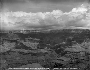 Der Grand Canyon in Arizona gegenüber dem Bright Angel Hotel, ca. 1900 von Detroit Publishing Co.