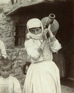 Armenisches Landmädchen, Jerewan (s/w Foto) von Dmitri Ivanovich Yermakov
