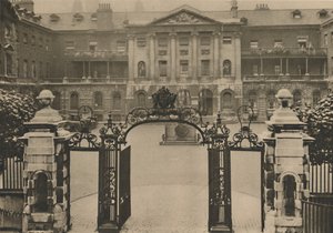 Eingang zum Guys Hospital mit der Stifterstatue im Zentrum des Hofes, ca. 1935