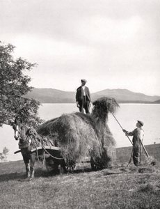 Heu auf einen Wagen laden am Ufer des Loch Lomond, Schottland, 1924-1926