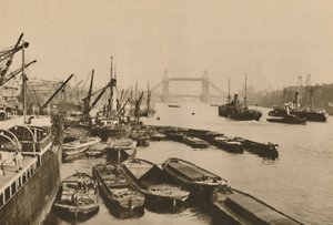 Schiffe im Pool von London: Ein Blick von der London Bridge zur Tower Bridge, ca. 1935 von Donald McLeish