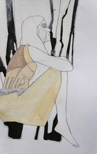Nachdenkliche sitzende Frau
