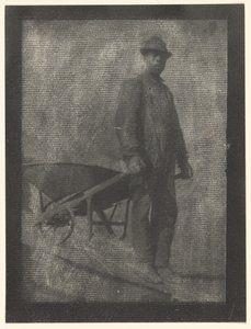 Schwarzer Mann mit Schubkarre von Doris Ulmann