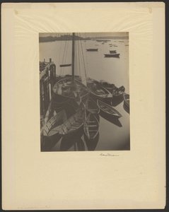Hafen, Segelboote mit Skiffs im Vordergrund von Doris Ulmann