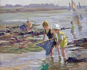 Kinder spielen am Strand
