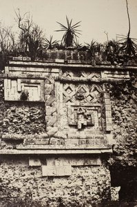 Uxmal, Indianisches Basrelief, Nonnenpalast, 1860 von Désiré Charnay