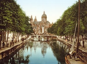Blick auf Voorburgwal zur Sint-Nicolaasbasiliek, Amsterdam, veröffentlicht um 1900 von Dutch Photographer
