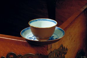 Batavische Tasse und Untertasse, Ladung des gesunkenen Schiffs "Geldermalsen", ca. 1750 von Dutch School