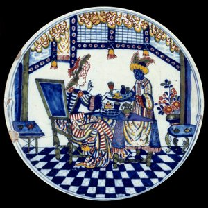 Delfter Porzellanteller mit einer Frau an einem Tisch, bedient von ihrem schwarzen Diener (1705)