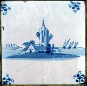 Delfter Fliese mit einer Kirche und drei Segelbooten von Dutch School
