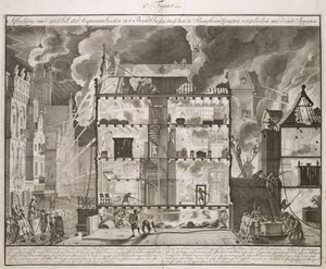 Illustration, die zeigt, wie neue lange Feuerwehrschläuche alle Teile eines Gebäudes erreichen können, aus einem Buch über die Brandbekämpfung in Holland, veröffentlicht um 1700