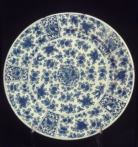 Teller mit blauem Rosenmuster, 1764 von Dutch School