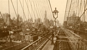 Unteres Manhattan durch das Netz der Kabel auf der Brooklyn-Hängebrücke gesehen, ca. 1930