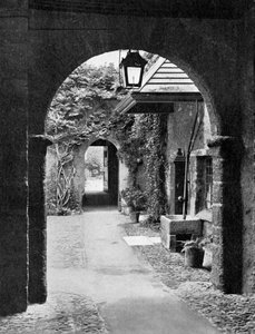 Alter Hof im Bereich der Kathedrale von Exeter, Devon von E. Bastard