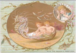 Eine viktorianische Weihnachtskarte von zwei Wasserbabys, die in einem Muschelwagen fahren, gezogen von einem Paar Seepferdchen, umgeben von Seetang und Fischen. Auch ein Kind, eingerahmt in einer Jakobsmuschel, mit einer Muschel am Ohr, lauscht dem Meer,  von E. Gertrude Thompson