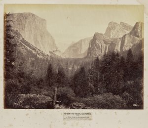 Yosemite-Tal, Kalifornien. Ein Blick vom Mariposa-Pfad. Tis-sa-ack, Tu-toch-ah-nu-lah, Loya, Pohono von Eadweard J. Muybridge