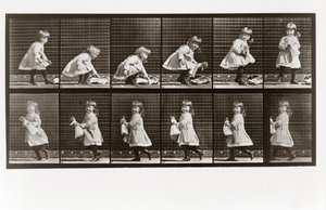 Kind spielt mit Puppe, Platte 481 aus Animal Locomotion von Eadweard Muybridge
