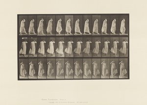 Gehen, linke Hand hält Kleid, rechte Hand am Gesicht von Eadweard Muybridge