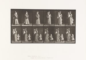 Tafel 52. Gehen mit Kind, das sich umdreht; ein anderes Kind hält sich am Kleid fest von Eadweard Muybridge