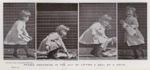 Die menschliche Figur in Bewegung: Phasen beim Heben einer Puppe durch ein Kind von Eadweard Muybridge