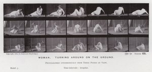 Die menschliche Figur in Bewegung: Frau, sich auf dem Boden drehend von Eadweard Muybridge