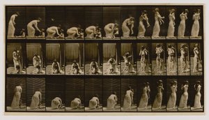Frau hebt und trägt Kind, aus dem Buch Animal Locomotion von Eadweard Muybridge