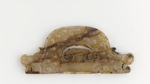 Halbkreisförmige Plakette mit Drachenköpfen an den Enden, 5.-4. Jahrhundert v. Chr. von Eastern Zhou Dynasty Chinese School
