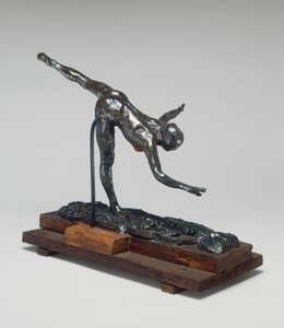 Arabeske über dem rechten Bein, rechte Hand nahe dem Boden, linker Arm ausgestreckt von Edgar Degas