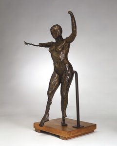Tänzerin bewegt sich vorwärts, Arme erhoben, rechtes Bein vorwärts von Edgar Degas