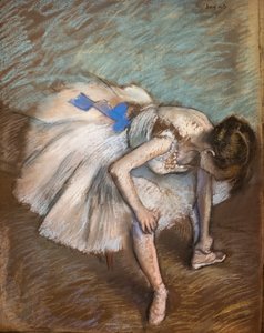 Sitzende Tänzerin massiert ihren Fuß. 1881-1883. Pastell auf braunem Papier auf Karton geklebt. von Edgar Degas