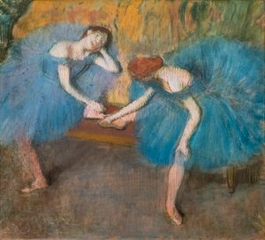 Zwei ruhende Tänzerinnen (auch bekannt als „Blaue Tänzerinnen“). Um 1898. Pastell auf feinem Velinpapier. von Edgar Degas