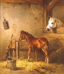 Stute und Fohlen in einem Stall