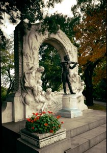 Denkmal zu Ehren des österreichischen Komponisten und Dirigenten Johann Strauss II (1825-1899). Skulptur von Edmund von Hellmer (1850-1935). 1921. Wien, Stadtpark, Österreich von Edmund Ritter von Hellmer