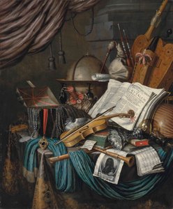 Ein Globus, eine Schatulle mit Juwelen und Medaillons, Bücher, eine Drehleier, ein Dudelsack, eine Laute, eine Violine, eine umgedrehte Silbertazza und ein Römer, eine Nautilusschale, eine Blockflöte, eine Schalmei, ein Druck mit einem Selbstporträt des Kü