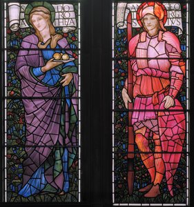 Dorothea & St. Georg in rosa Rüstung, Ostfenster, 1880 von Edward Burne Jones