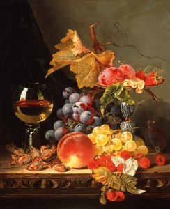 Trauben, Pflaumen, weiße Johannisbeeren, Erdbeeren mit Wein auf einem Holzbrett