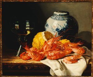 Garnelen, eine geschälte Zitrone, ein Glas Wein und ein blau-weißer Ingwertopf auf einem drapierten Tisch von Edward Ladell